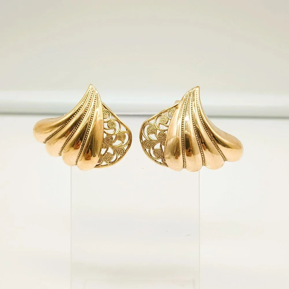 Filigree Gold Tone Fan Earrings Ribbed Ornate Vine Clip On